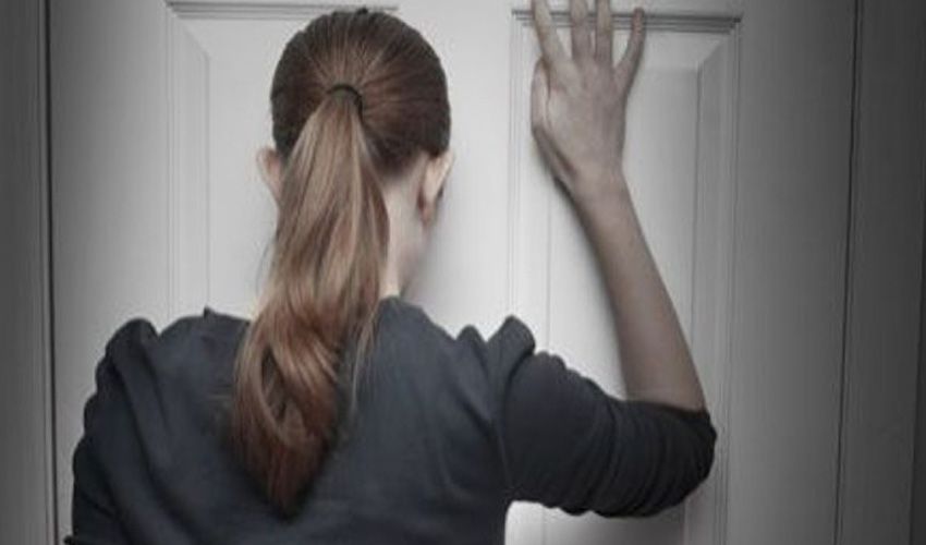 Utrechter staat voor een voordeur die achter hem dichtsloeg Utrechter staat voor een voordeur die achter hem dichtsloeg